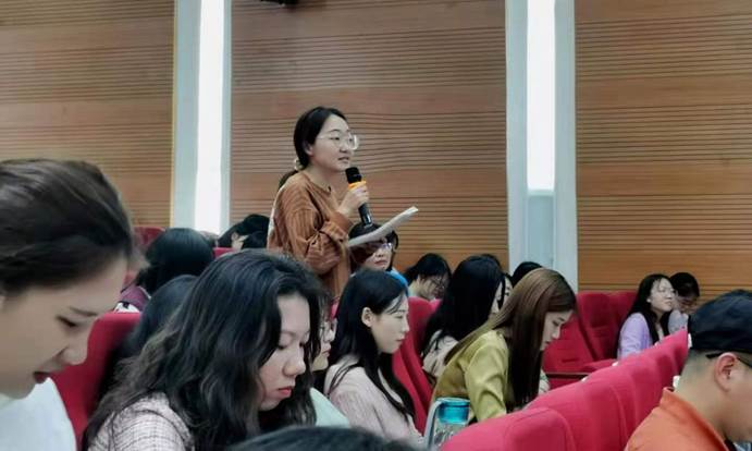 说明: 员工交流