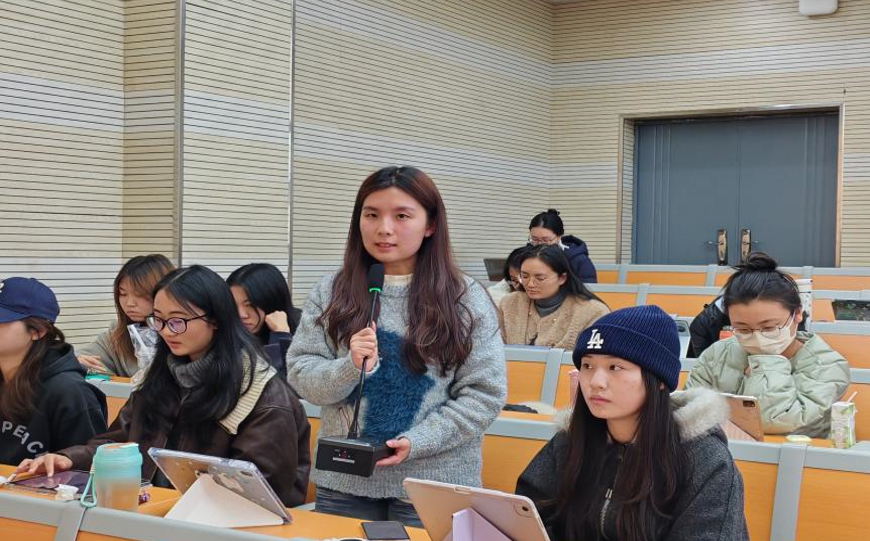 一群人在桌子边AI 生成的内容可能不正确。